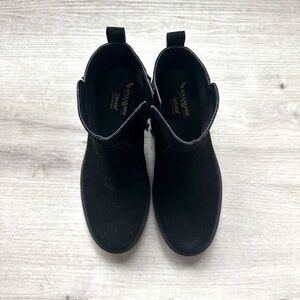 Black boots koolaburra by Ugg size 7 new.